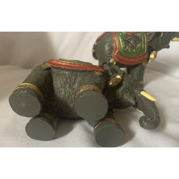 Decorative Resin Elephant Figurines set of Two - Picture 5 of 6